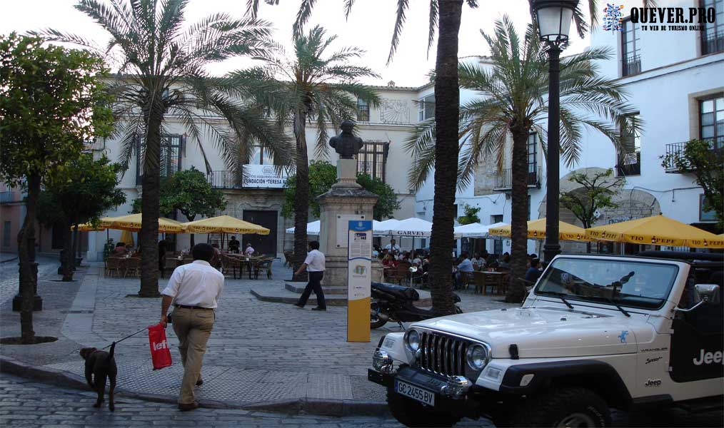 Plaza del Riveru en Tazones